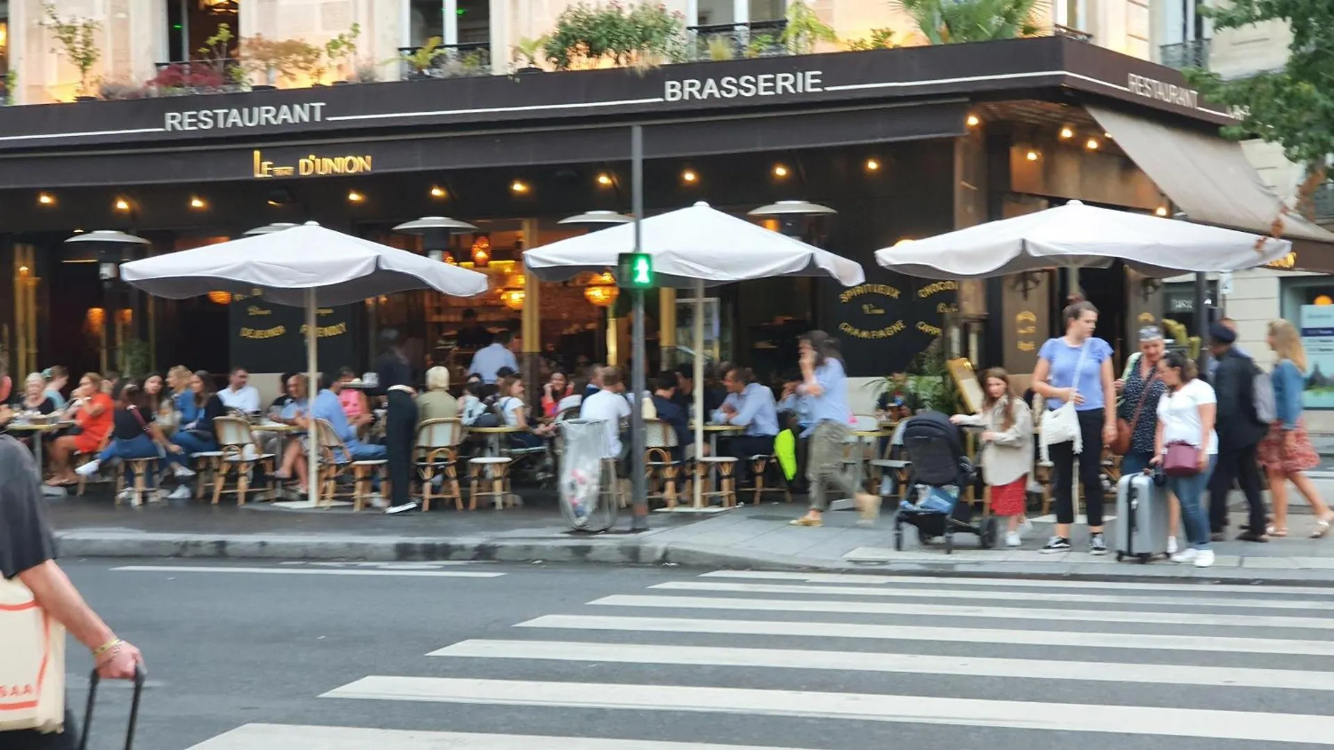 Ubytování v soukromí Apartmán Stuning Place ,Gare Montparnasse ,Center Paris ,Front Of Metro