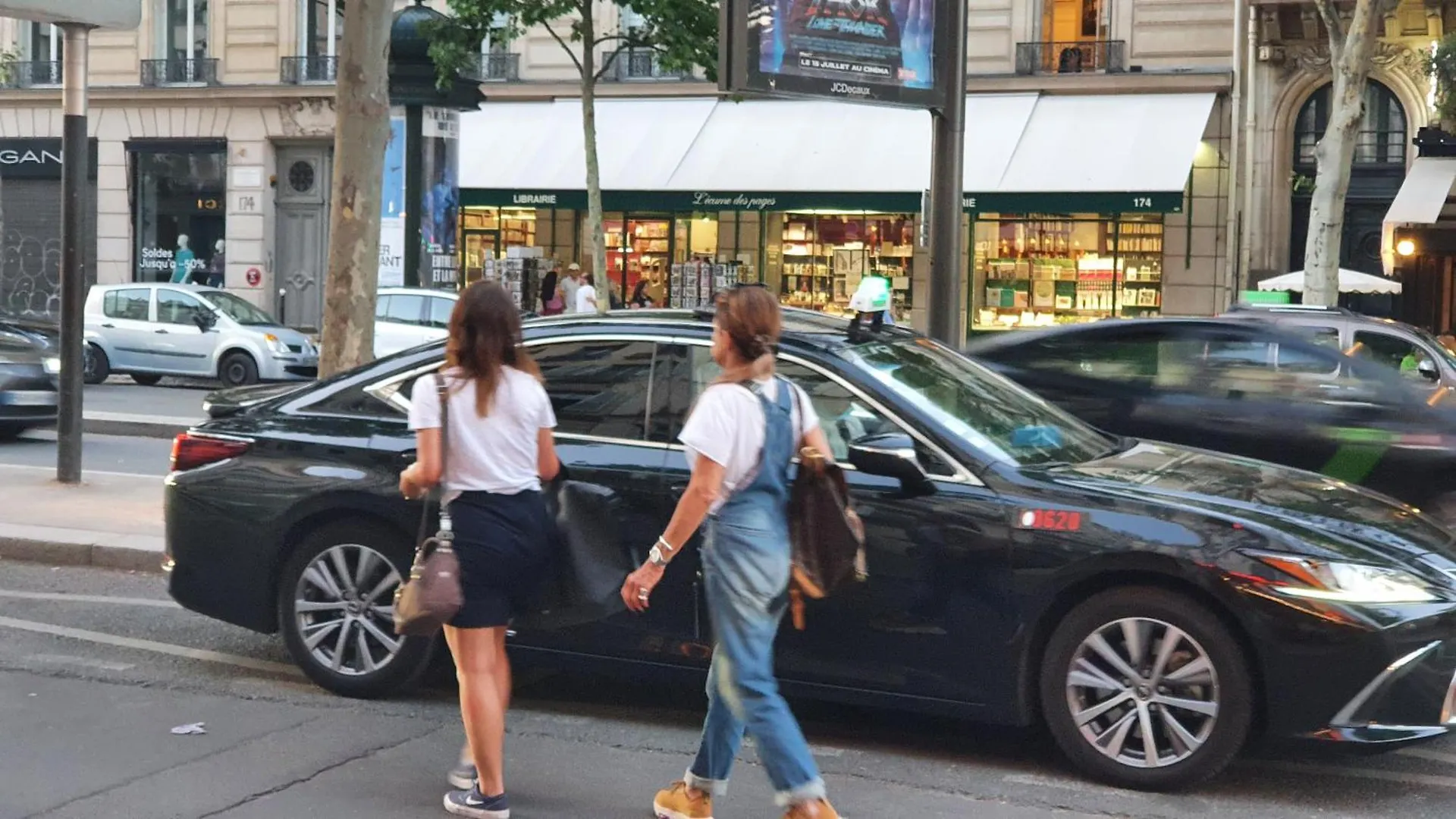 Stuning Place ,Gare Montparnasse ,Center Paris ,Front Of Metro Apartment Homestay
