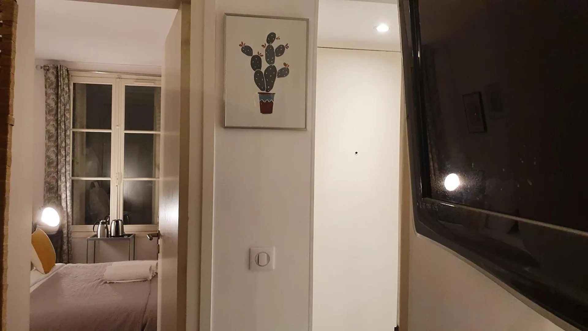 Homestay Stuning Place ,Gare Montparnasse ,Center Paris ,Front Of Metro Apartment France