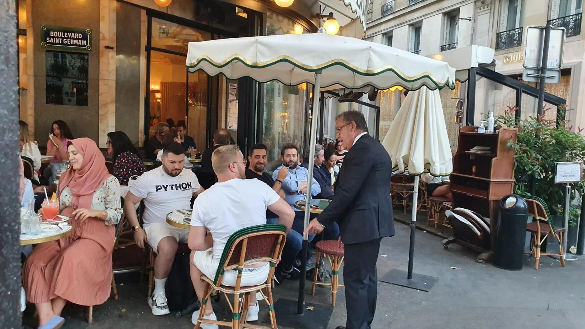 Homestay Stuning Place ,Gare Montparnasse ,Center Paris ,Front Of Metro Apartment France